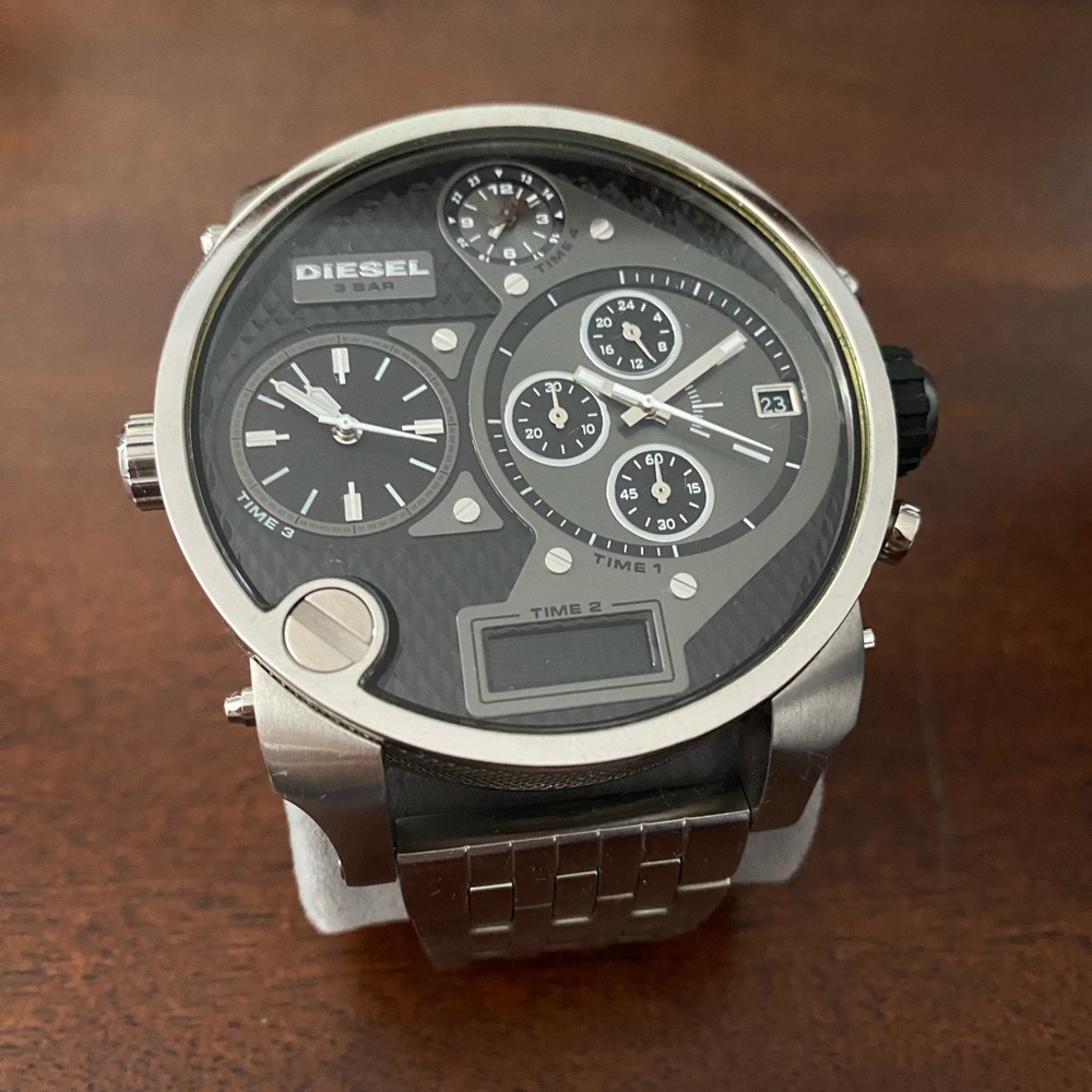 Men’s extra large face diesel watch.